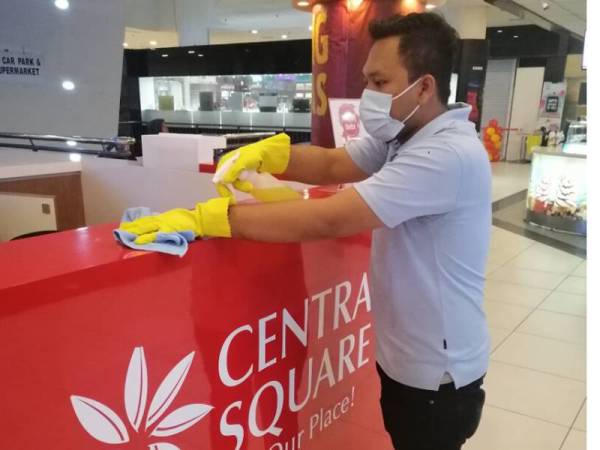 Pembersihan turut dilakukan di kawasan tumpuan awam sebagai inisiatif mengelakkan dijangkiti virus.