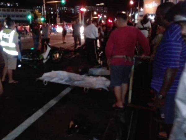 Dua penunggang motosikal disahkan maut di tempat kejadian semalam.