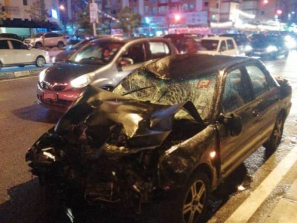 Kereta suspek remuk selepas merempuh empat buah motosikal dalam kemalangan di Jalan Thean Teik, Air Itam malam kelmarin.