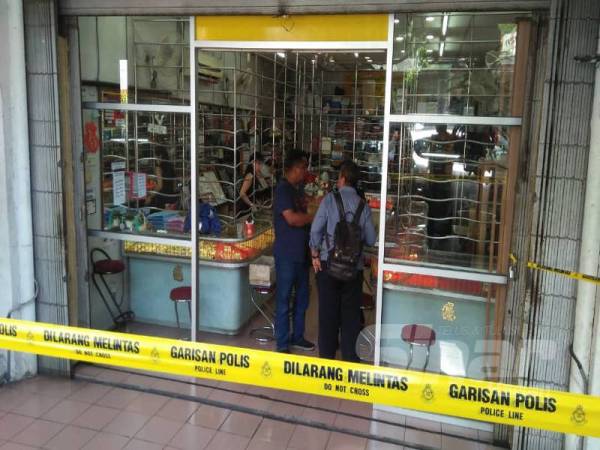 Cubaan dua penjenayah melarikan barang kemas gagal selepas alat penggera keselamatan berbunyi. 