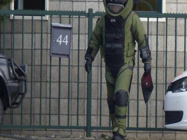 Salah seorang anggota pelupusan bom tiba di lokasi. - Foto Twitter
