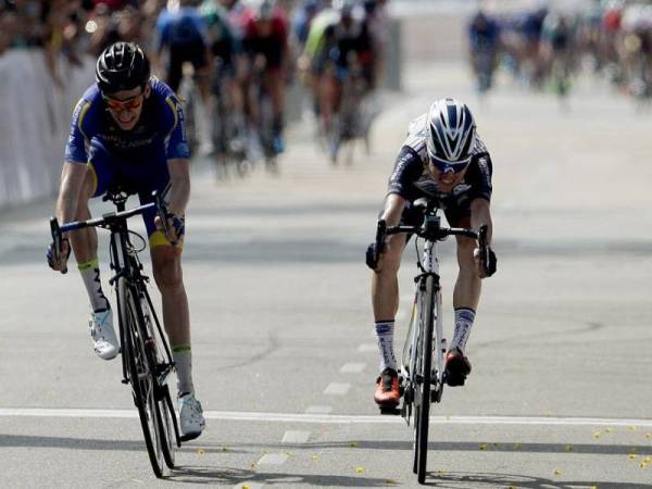 Nakane (kanan) bersaing dengan Brussenskiy dalam aksi satu dua ke garisan penamat perlumbaan Peringkat 6 Petronas LTdL 2020 sejauh 150.9km dari Taiping ke Pulau Pinang hari ini.