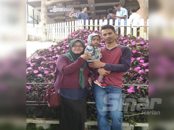 Mohd Safuddin bersama isteri, Wan Hayati dan anak sulungnya, Muhammad Aneeq ketika bercuti di Cameron Highlands. 