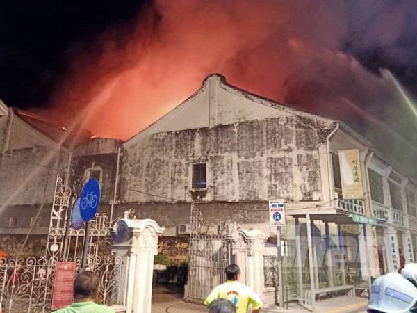 Anggota bomba bertungkus-lumus memadamkan kebakaran melibatkan tiga buah kedai.