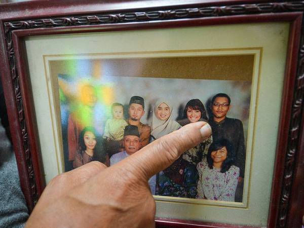 Gambar kenangan Zulfakkar (kanan belakang) bersama keluarganya.