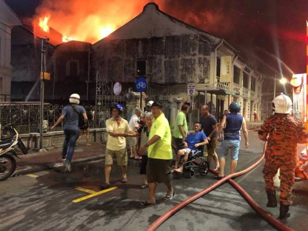 Orang awam turut menyelamatkan warga emas yang tinggal berdekatan dengan bangunan terbakar.