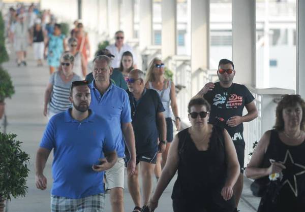 Pelancong dari luar negara yang tiba di Malaysia disaring terlebih dahulu yang ditempatkan Boustead Cruise Centre. Foto Sinar Harian/Rosli Talib