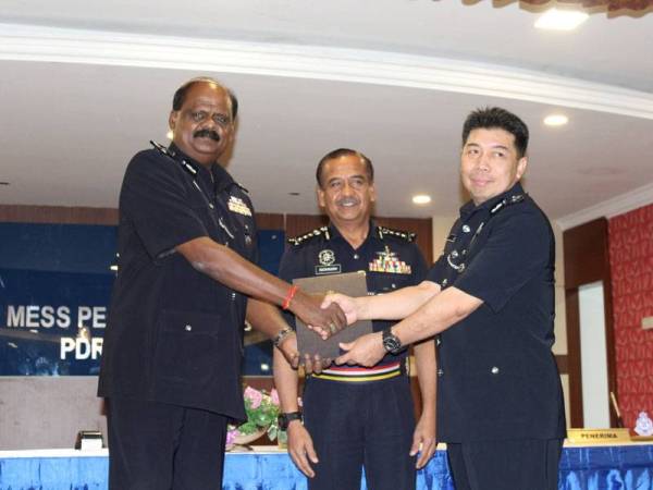 Razarudin (tengah) menyaksikan penyerahan serah terima tugas Ketua JSJN Perak antara Ravi Chandran kepada Lee King Chuan hari ini.