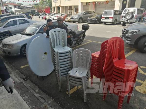 Kerusi dan meja yang disita dalam Operasi Halangan semalam. 