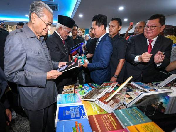 Dr Mahathir ketika melawat ruang pameran pada majlis pelancaran Dekad Membaca Kebangsaan di Universiti Kebangsan Malaysia hari ini. - Foto Bernama