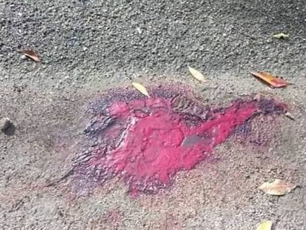 Kesan darah mangsa yang ditetak di Taman Sri Impian Kluang di sini semalam.
