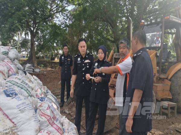 Surina (dua dari kiri) melihat label daun ketum yang bakal dilupuskan 