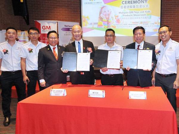 ADUN Pandamaran, Leong Tuck Chee (tiga dari kiri), Seng Kok (empat dari kiri), Pengarah Pemasaran GM International Exhibition (M) Sdn Bhd, T C Oh (empat dari kanan) dan Presiden Persatuan Mainan Indonesia, Sutjiadi Lukas (tiga dari kanan) bergambar selepas menandatangani perjanjian semalam.