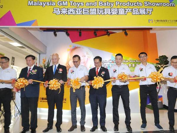 Tuck Chee (empat dari kanan), Seng Kok (tiga dari kiri), T C Oh (kiri) dan Sutjiadi (dua dari kiri) memotong reben pada pembukaan Bilik Pameran Produk Bayi dan Mainan GM Malaysia di Klang semalam.