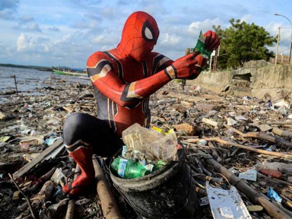 Hartono memakai kostum Spiderman bagi memupuk orang ramai untuk mengutip sampah dan menjaga kebersihan kawasan sekitar. - Foto Reuters