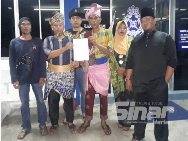 Faisalkamal (tiga dari kanan) membuat laporan polis terhadap individu yang menghina kaum Melayu dan agama Islam di Balai Polis Kuala Selangor semalam.