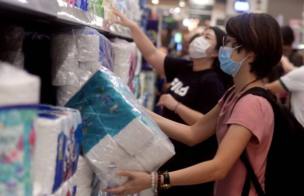 Orang ramai dinasihatkan menggunakan penutup hidung dan mulut ketika mengunjungi tempat-tempat terbuka dan sentiasa mengutamakan penjagaan kebersihan diri dan persekitaran bagi mengelak daripada terkena jangkitan tersebut. -Foto Bernama