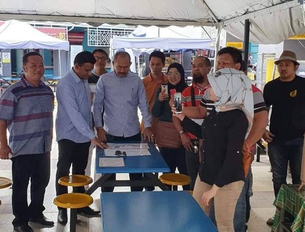 ABU Bakar (tiga dari kiri) meneliti pelan cadangan tapak perniagaan bagi menempatkan para peniaga Uptown Danau Kota yang tercicir selepas tapak asal dipindahkan di Bazaria Wangsa Maju dalam satu lawatan Setapak, Kuala Lumpur, semalam.
