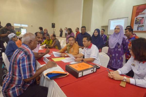 Adly (tengah) bertemu dengan masyarakat yang ingin menyalurkan aduan ketika program Hari Bertemu Rakyat Perdana di Kompleks Sukan Masjid Tanah, di sini hari ini.