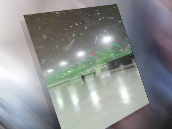 Tangkapan layar video memaparkan salji turun di Iraq.