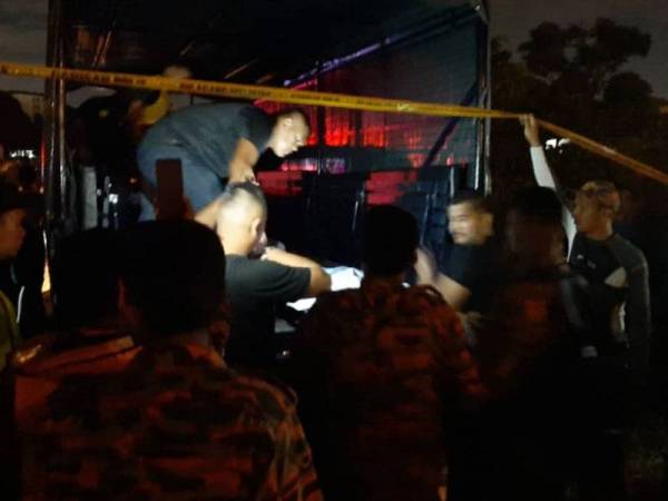 Mayat mangsa lemas yang ditemui dibawa ke Hospital Sultanah Aminah Johor Bahru. - Foto: JBPM