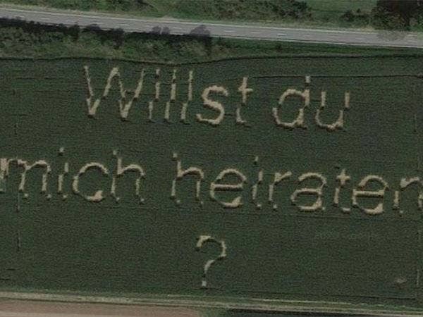 Mesej romantik tersebut dibuat menggunakan mesin penyemaian pada kawasan seluas hampir dua hektar di Huettenberg tengah Jerman. -Foto Agensi