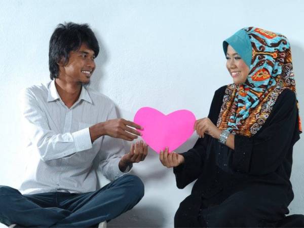 BAGI pasangan yang sudah berkahwin, mereka boleh mempertautkan kasih sayang dengan perkara yang tidak bercanggah dengan agama Islam dan bukannya menyambut Hari Kekasih.
