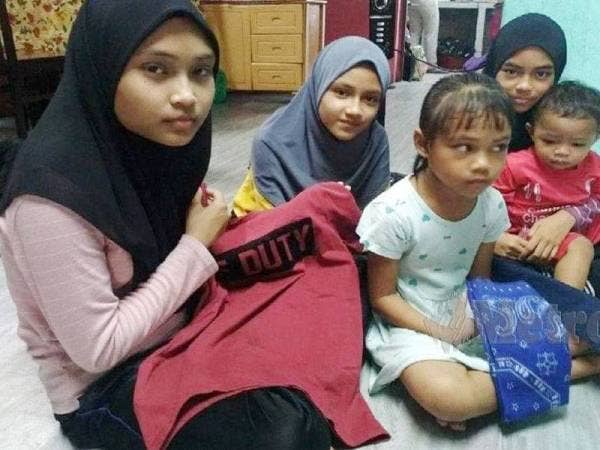 Nur Afni (kiri) bersama adik-adiknya menjadi anak yatim selepas kehilangan bapa mereka. - Foto Penang Kini