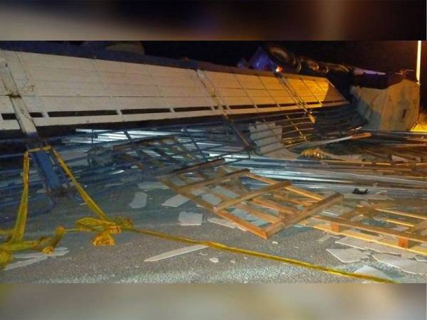 Treler membawa muatan bahan binaan terbalik di Jalan Ipoh- Kuala Kangsar.