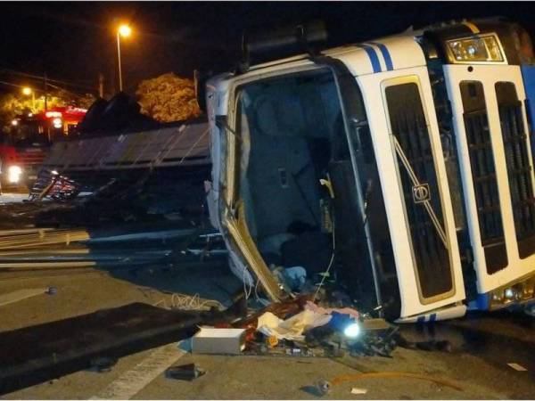 Treler dipandu lelaki berusia 26 tahun terbabas ketika tiba di lokasi kejadian.