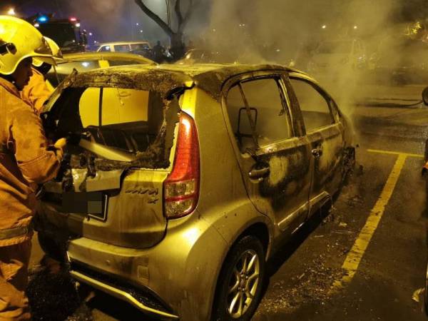 Antara kereta yang terbakar dalam kejadian awal pagi tadi.