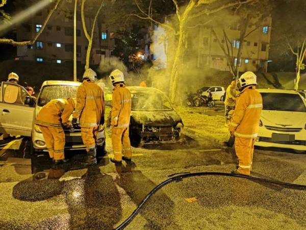 Anggota bomba sedang memadamkan kebakaran di lokasi kejadian.