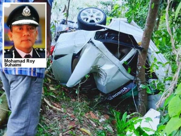 Keadaan kereta mangsa remuk teruk akibat terbabas dan dihempap sebatang pokok.
