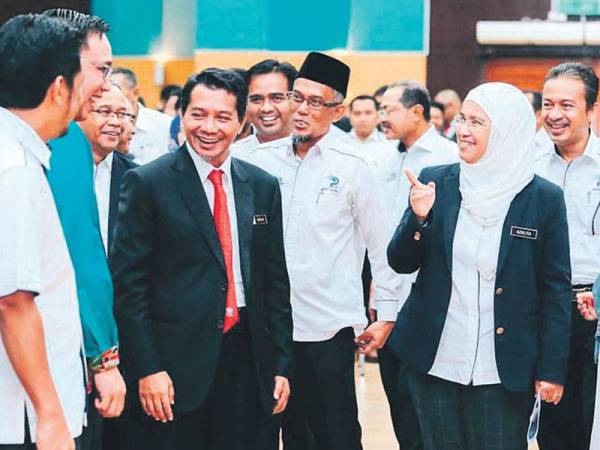 Mazlan (tiga dari kiri) dan Azulita (dua dari kanan) semasa majlis Amanat Tahun 2020 bersama pengurus besar pertubuhan peladang seluruh Malaysia.