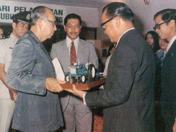 Allahyarham Tun Abdul Razak Hussein (kiri) menerima cenderamata daripada peserta pameran sambil diperhatikan oleh Tun Ahmad Sarji ketika majlis pelancaran LPP di Dewan Tunku Abdul Rahman, Kuala Lumpur pada 13 Ogos 1973.