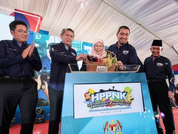 Salahuddin (dua dari kiri) merasmikan HPPNK 2019 di Plaza Angsana, Johor Bahru pada November lalu.