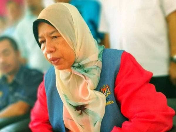 Zuraida bercakap kepada pemberita selepas merasmikan Pasar Siti Sarah Selising di sini hari ini.