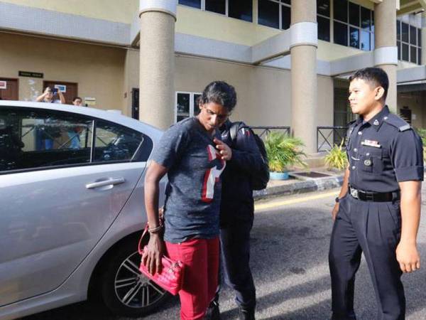 Kedua-dua tertuduh mengaku tidak bersalah terhadap tuduhan mendera seorang kanak-kanak perempuan berusia 11 tahun.