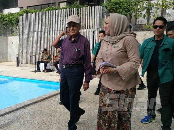 Dr Mahathir ketika Lawatan Tapak ke Projek Fasa 1, Rebungan Resort Langkawi di Padang Gaong, Mukim Ulu Melaka, hari ini. 
