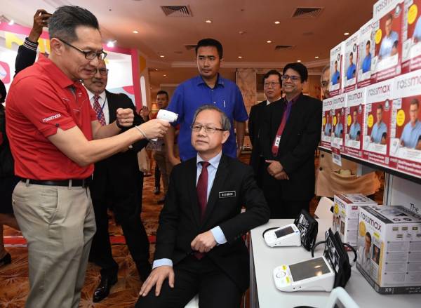 Dr Lee Boon Chye melakukan saringan suhu badan ketika melawat ruang pameran selepas Majlis Perasmian Majlis Perasmian Kongres Saintifik ke-17 Persatuan Hipertensi Malaysia hari ini. -Foto Bernama