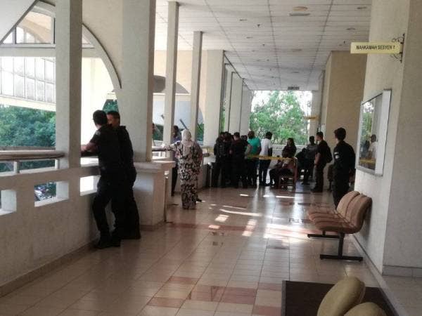 Mahkamah hanya membenarkan ahli keluarga tertuduh mendengar prosiding.