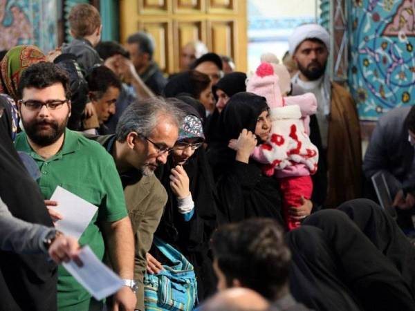 Rakyat Iran akan mengundi pada 21 Februari yang menyaksikan sejumlah 290 kerusi Parlimen dipertandingkan. - Foto AFP