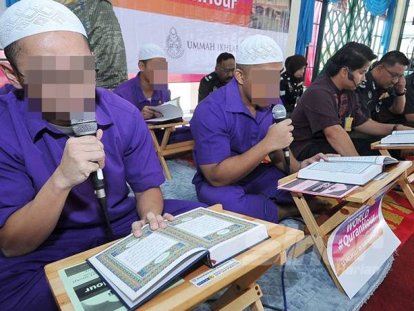 Peserta mengalunkan ayat suci Al-Quran ketika program Penjara Sg Buloh #QuranHour yang diadakan di Penjara Sungai Buloh. - Foto Sinar Harian/Rosli Talib