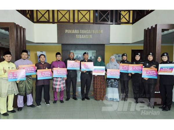 Pengarah Penjara Sungai Buloh, Timbalan Komisioner Penjara, Rosoman Abu Bakar @ Che Din bersama pegawai dan kakitangan Warisan Ummah Ikhlas menunjukkan plakad Penjara Sg Buloh @QuranHour. - Foto Sinar Harian/Rosli Talib