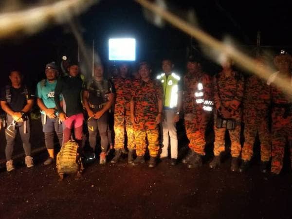 Anggota bomba dan penyelamat semasa operasi membawa turun mayat pendaki dari Gunung Basor.