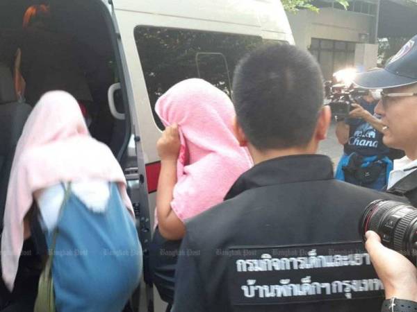 Polis Thailand menahan seorang lelaki tempatan yang melepaskan beberapa das tembakan di Universiti Chulalongkorn Bangkok pagi tadi. -Foto Bangkok Post