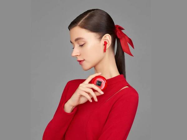 Anda bersama pasangan boleh menggunakan Huawei FreeBuds 3 jika menonton bersama.