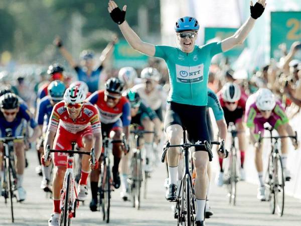 Walscheid mengangkat kedua-dua belah tangannya selepas melintasi garisan penamat Peringkat 8 PETRONAS LTdL 2020 di Kuah, Langkawi hari ini.