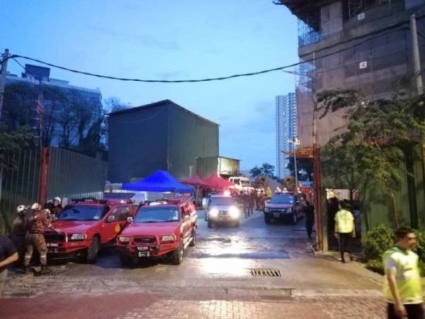 Struktur sebuah kondominium yang dalam pembinaan di Taman Desa, Kuala Lumpur runtuh petang tadi.