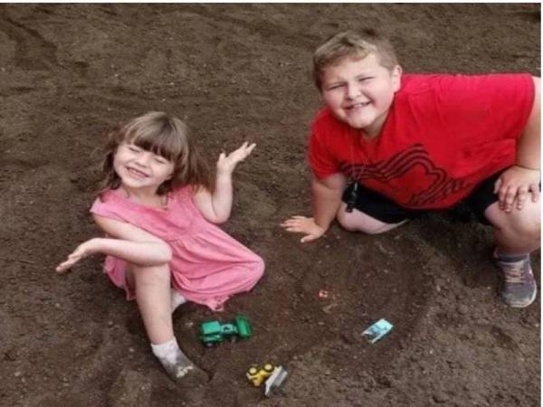 Conner (kanan) didakwa oleh Synder telah membunuh adiknya, Brinley akibat mengalami masalah tekanan disebabkan dibuli di sekolah.